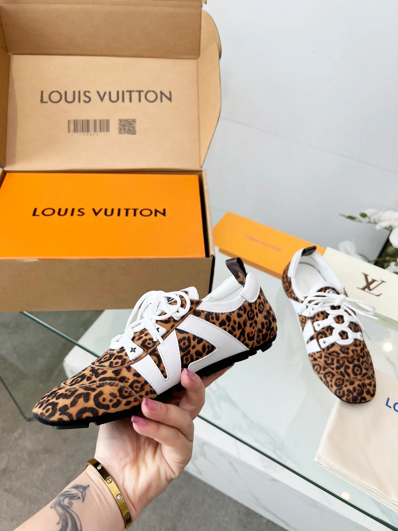 👟👟Ex-factory price 600👟👟 LV Sneakerina ballet-style sneakers are made of soft sheepskin and suede cow leather trimmings, and Monogram canvas is used to write the LV letters on the side, combining the light structure of ballet shoes with the comfortable texture of sneakers. Sacchetto craftsmanship and an injection-molded outsole complete the package, allowing for flexibility in a variety of looks. Code number: 35~41, colors are being updated...